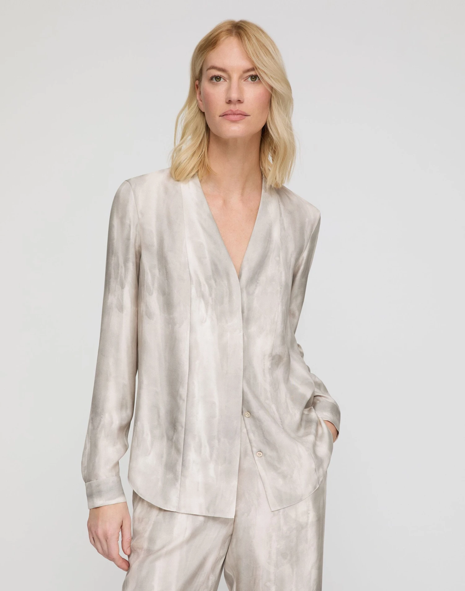 Washed Glaze Print Silk Twill V-Neck Blouse 4 Washed Glaze Print Silk Twill V-Neck Blouse - Image 2