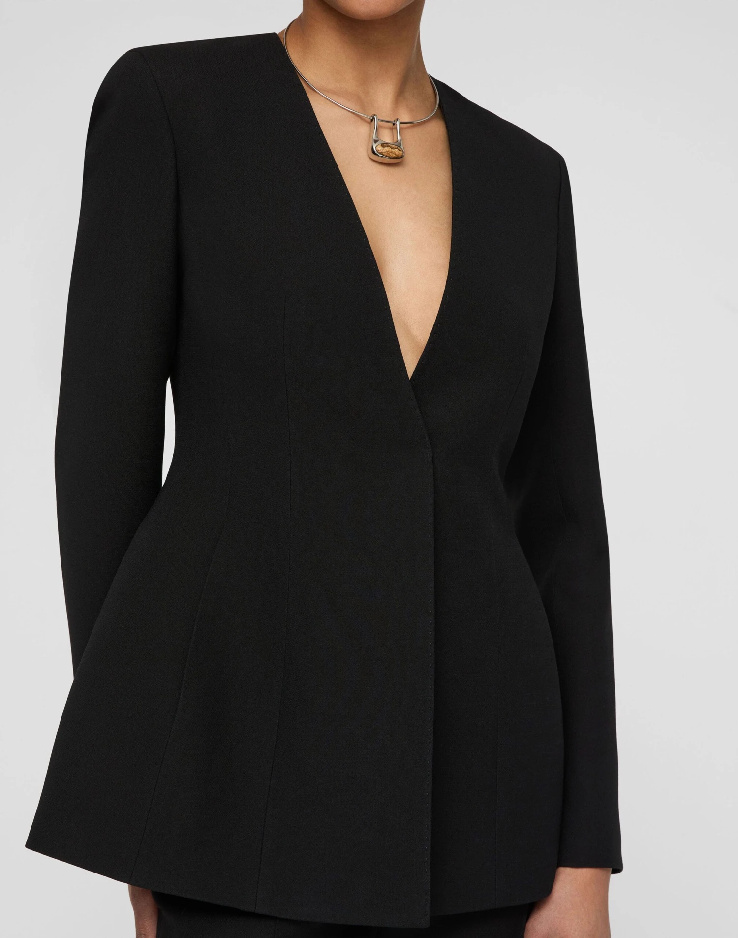 Wool-Silk Crepe Collarless Fitted Blazer 5 Wool-Silk Crepe Collarless Fitted Blazer - Image 3